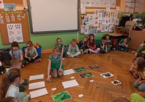 Dzieci grają w Zielone Memoy